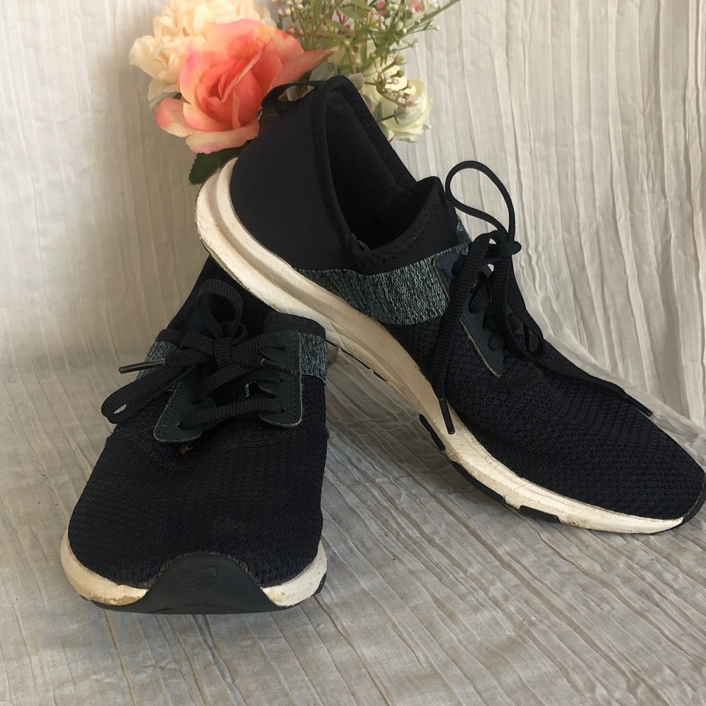 NEW BALANCE size 10 navy & white lace up athletic sneakers